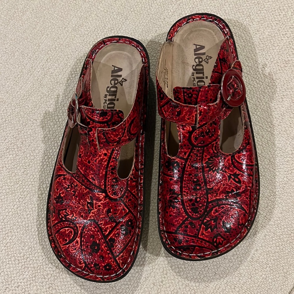 Alegria red paisley pattern professional leather nurse clogs slip on size 37